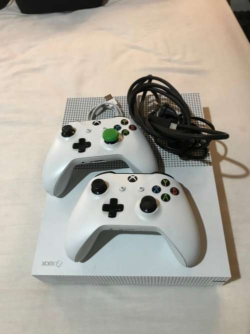 XBOX ONE S * 1 TB *4K BLU-RAY*HDMI ,USB AND POWER  CABLES * 2 CONTROLLERS * GOOD CONDITION